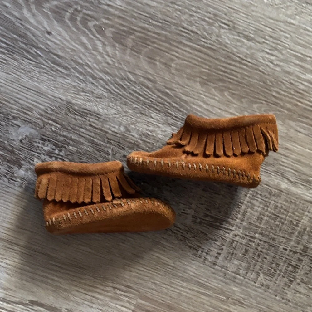 Minnetonka Kids Tan Moccasins